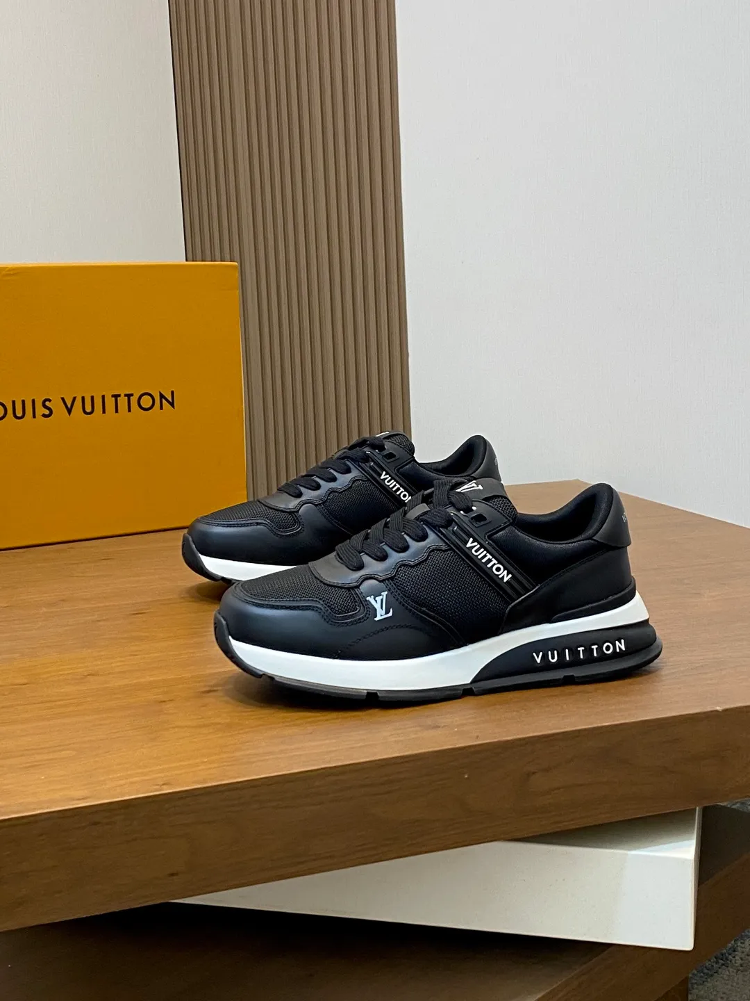 💰800 Lujia new color matching men's 🧍‍♂️trainer sneakers, this LV Trainer sneaker is made of soft grained calfskin and presents pure tones. The brand was born in 1854. The designer's handwritten brand logo is embellished on one side. Virgil Abloh designed it himself. It is a very commemorative sneaker. Brand new LV Louis Vuitton louis vuitton trainer sneaker low casual sports culture versatile basketball shoes Size: 39-44 (38, 45, 46 customized)